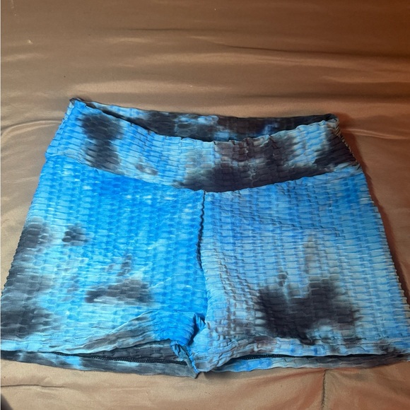 Biker shorts scrunched material. - Picture 3 of 6